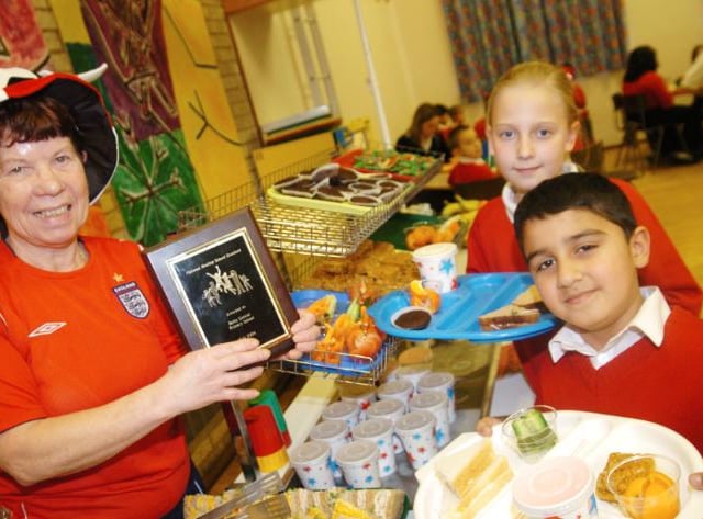 Balby Central Primary School in January 2007. Celebrating their new healthy eating award.