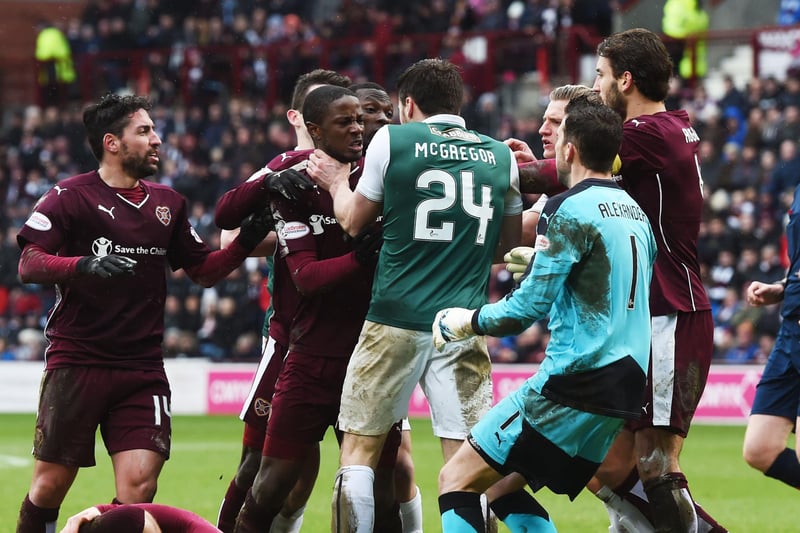 Which Hibs player hit his own crossbar in the dying seconds of the 2-2 game at Tynecastle?