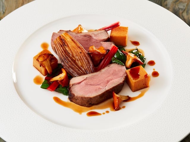Overnight guests and visitors can enjoy a dinner menu of sensational seasonal dishes, created by the talented team of onboard chefs.