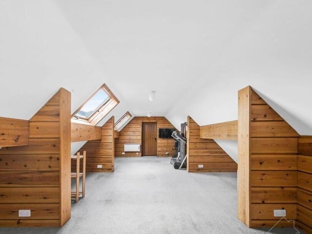 Flexible space suitable as a studio, gym, for home working or alternative.