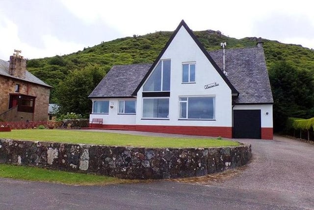 This three bedroom property benefits from great positioning to enjoy overlooking the loch out towards Davaar Island and beyond, all the way to the Isle of Arran. Available for offers in the region of 310,000 GBP