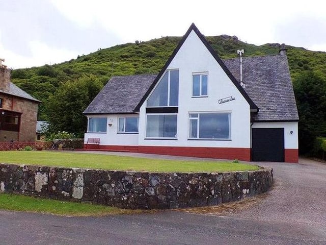 This three bedroom property benefits from great positioning to enjoy overlooking the loch out towards Davaar Island and beyond, all the way to the Isle of Arran. Available for offers in the region of 310,000 GBP