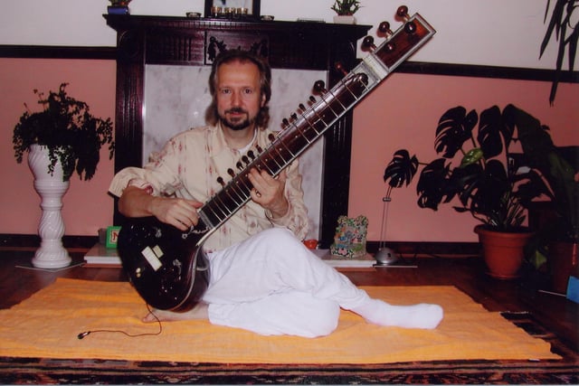 Craig Preuss who entertained crowds with his unique, mesmorising music at the Sitar Meditation Concert in Doncaster in 2004