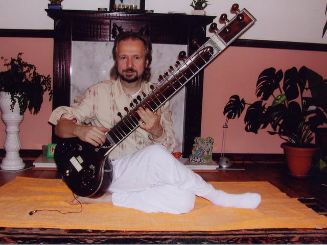Craig Preuss who entertained crowds with his unique, mesmorising music at the Sitar Meditation Concert in Doncaster in 2004