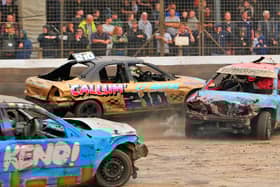 Callum McKee (210) avoids the spinning Terry Garrod (338) on his way to second place in the 2L Banger World Final.