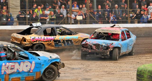 Callum McKee (210) avoids the spinning Terry Garrod (338) on his way to second place in the 2L Banger World Final.