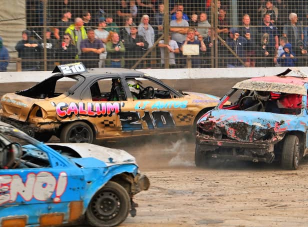 Callum McKee (210) avoids the spinning Terry Garrod (338) on his way to second place in the 2L Banger World Final.