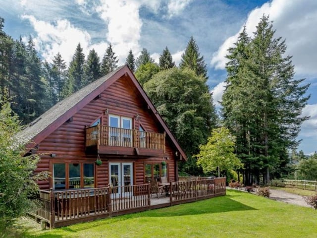 This property is a magnificent log cabin, with amazing views over Scotland's iconic Loch Ness. The cabin has three bedrooms and three bathrooms as well. Available for offers over 250,000 GBP