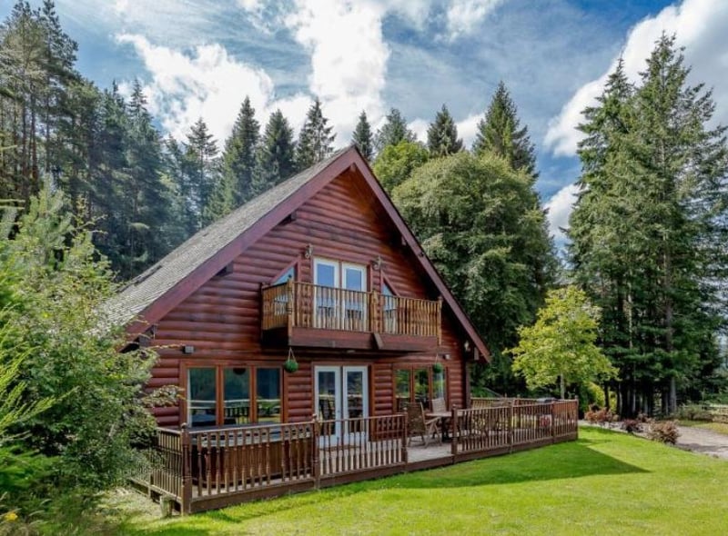 This property is a magnificent log cabin, with amazing views over Scotland's iconic Loch Ness. The cabin has three bedrooms and three bathrooms as well. Available for offers over 250,000 GBP