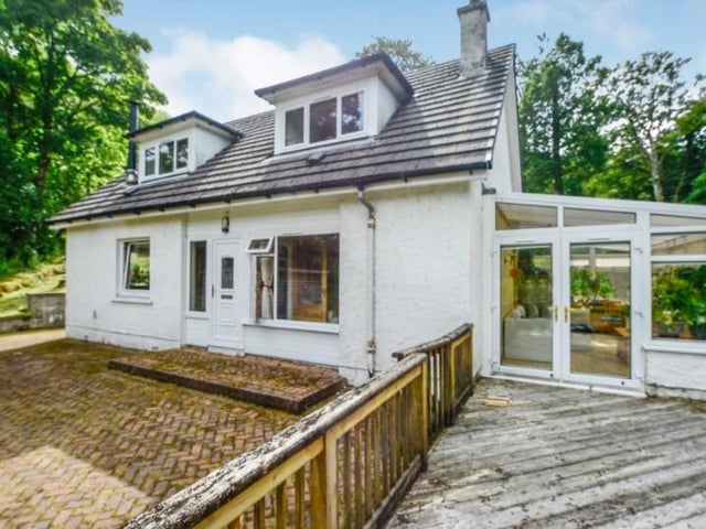 Throughout the year, this three bed property boasts magnificent views towards "The Cobbler" - one of Scotland's famous Corbett Mountains. In the winter months, you can see down to Loch Long. Available for offers over 230,000 GBP