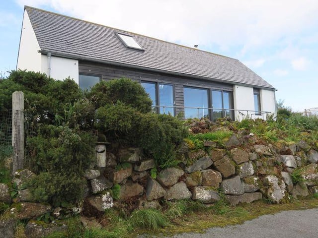 This unique open-plan property has been designed to maximize the unrestricted panoramic views across Loch Snizort and to the Trotternish peninsula in the east. Located on the popular Waternish Peninsula on the northwest tip of Skye, the property features stylish features and modern designs. Currently on sale for 195,000 GBP via Remax Skye.