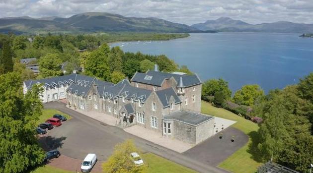 This luxury ground floor flat is situated in Lomond Castle, which was originally built in 1865. The flat benefits from uninterrupted views over the Loch to Ichmurrin Island. Available for offers over 256,000 GBP