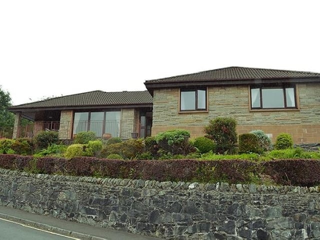 This detached bungalow benefits from wonderful patio and balcony areas, as well as amazing views over the Firth of Clyde. Available for offers in excess of 299,995 GBP