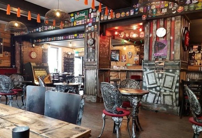 Queen (Crafthouse & Kitchen) is at 1 Sunny Bar, DN1 1LY (on the corner of Sunny Bar and Market Place). 5 changing beers (sourced nationally) Old established marketplace pub, recently revived under new ownership. An interior created out of unusual boarding sets the scene and the pub has drawn many new customers, many to sample the atmosphere, real ales and music at weekends. Situated close to the historic Corn Exchange and bustling market, this is a welcome addition to the town’s real ale scene. There are five changing real ales plus two ciders, typically from Gwynt y Ddraig or Celtic Marches.
