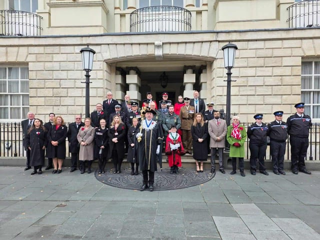 Civic dignataries paid tribute on the steps of the Mansion House.