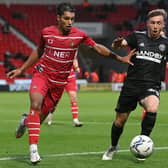 Kyle Knoyle battles with Sheffield United's Ben Osborn. Picture: Andrew Roe/AHPIX