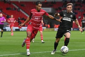 Kyle Knoyle battles with Sheffield United's Ben Osborn. Picture: Andrew Roe/AHPIX