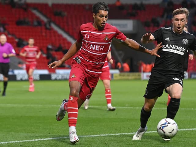 Kyle Knoyle battles with Sheffield United's Ben Osborn. Picture: Andrew Roe/AHPIX