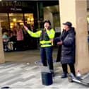This is the moment a policewoman sang Hallelujah in Doncaster town centre. (Photo: Leona Jørgensen/TikTok).