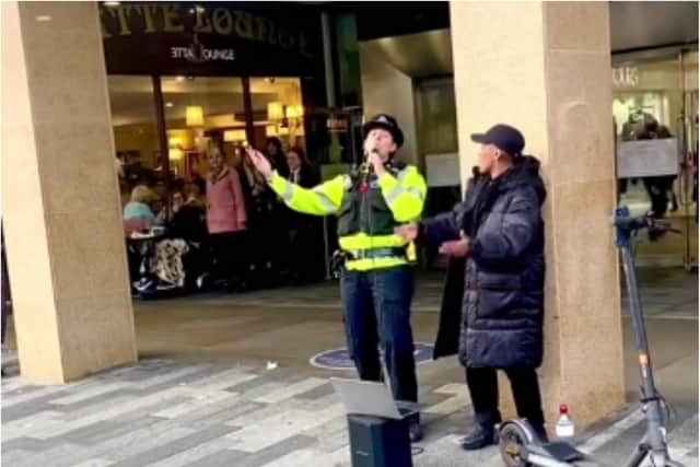This is the moment a policewoman sang Hallelujah in Doncaster town centre. (Photo: Leona Jørgensen/TikTok).