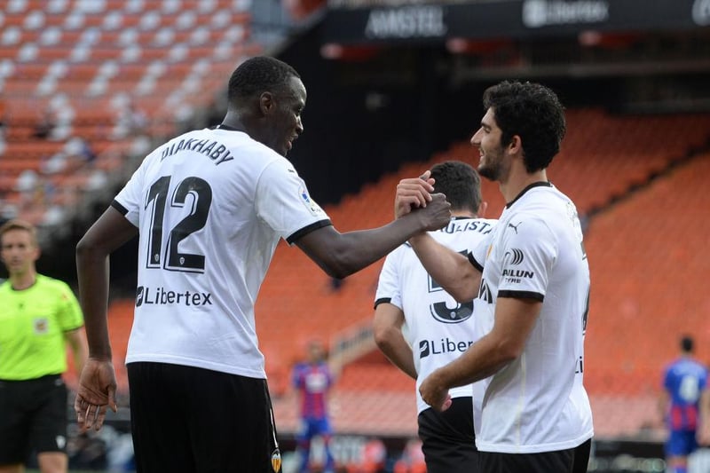 Valencia “plan to sell” Mouctar Diakhaby during the upcoming winter transfer window. Newcastle United and Leicester City have both been linked. (Deporte Valenciano)
(Photo by Aitor Alcalde/Getty Images)