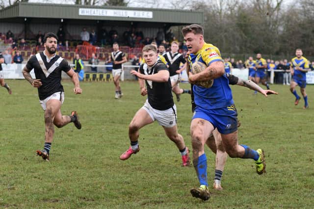 Jordan Seaman runs clear to score for Bentley. Photo: Marie Caley
