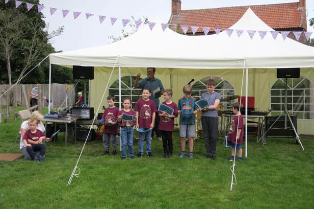 Retford performance poet  Paul Cookson with Scrooby kids in their Mayflower t-shirts doing a Mayflower poem