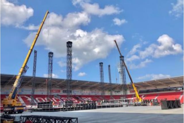 Work on the colossal stage gets under way.