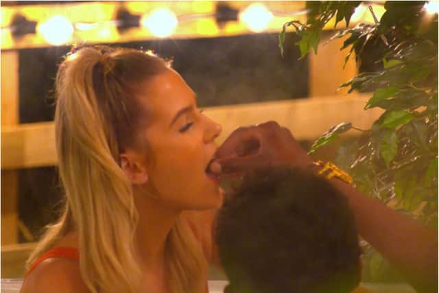 Robyn and Mamudo in the hot tub on The Cabins. (Photo: ITV2).