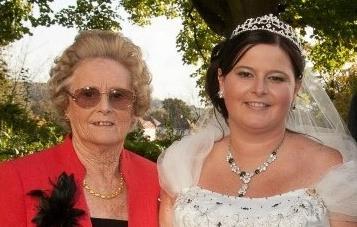Elaine Williamson and daughter Jayne Miller