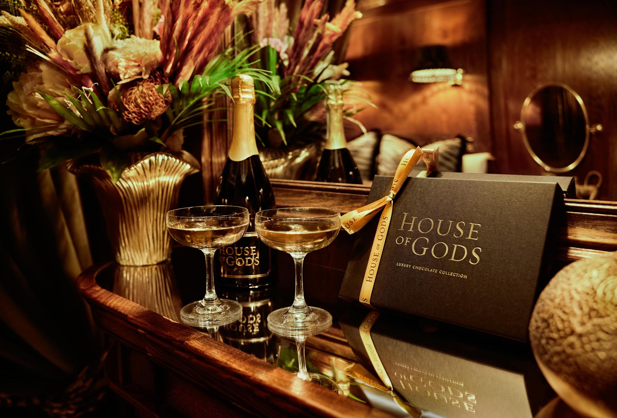 Ich wurde in einer Luxussuite im House of Gods Hotel in Glasgow wie ein ...