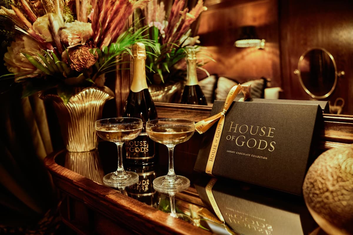 Ich wurde in einer Luxussuite im House of Gods Hotel in Glasgow wie ein ...