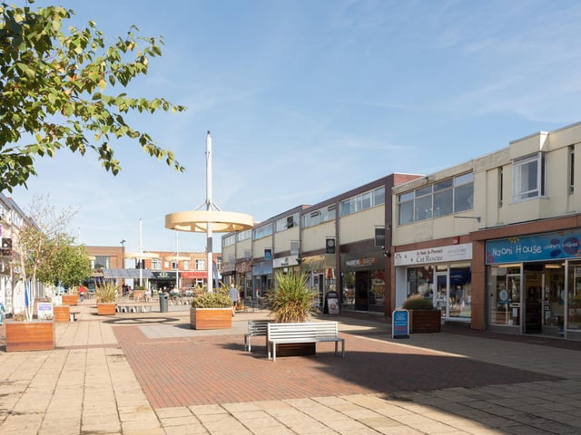 On Saturday there will be sunny intervals changing to cloudy by lunchtime, with highs of 17C and lows of 10C. On Sunday it will be sunny changing to cloudy with highs of 18C and lows of 10C. On Bank Holiday Monday it will be sunny changing to cloudy by lunchtime, with highs of 17C and lows of 11C.