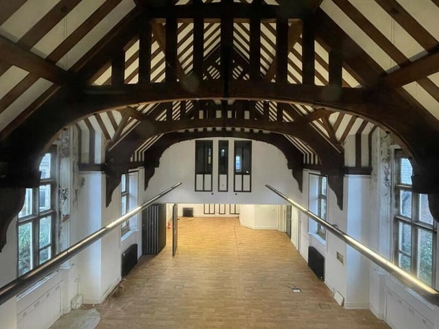 The impressive grand hall with its vaulted ceiling.