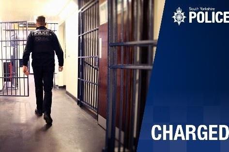 Mann wegen 19 Straftaten angeklagt, darunter Ladendiebstahl ...