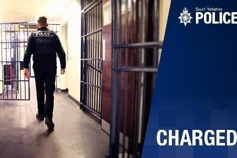 Mann wegen 19 Straftaten angeklagt, darunter Ladendiebstahl ...