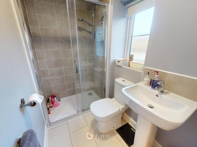 Shower room.