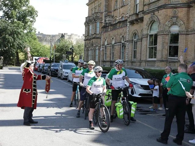 The Town Crier and crowds welcome the team