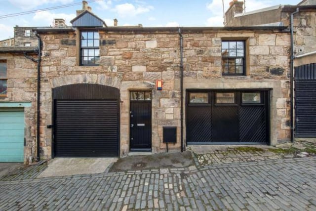 Located on Woodside Terrace Lane, this three bedroom mews house is located in the highly desirable Park area of Glasgow