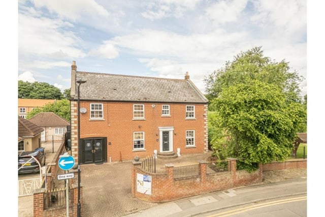 The front aspect of the detached property in Thorne that is currently for sale.