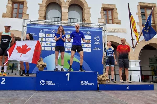 Owen and Lindsy James (centre) celebrate their success at the 2023 World Triathlon Multisport Championships.