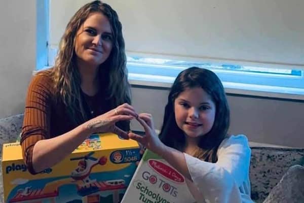 Jasmine Walker is leaving gifts and toys around Doncaster for people to find.