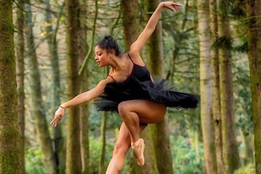 A wonderful ballerina dancing in an autumnal forest by @atmospheric_images