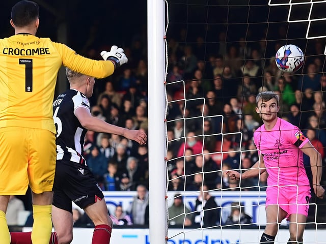 Led the line selflessly but should have scored when played through one-on-one by Adam Clayton in the second half.