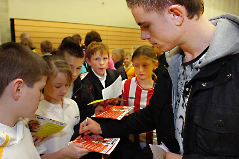 Looks like these fans had a great day when they met Jordan Henderson. Were you there?