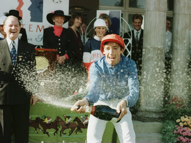 Frankie Dettori celebrates victory on Classic Cliche in the 1995 race. (Photo: Getty).