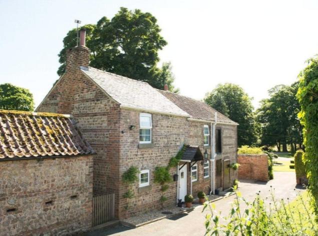 There are two further secondary homes including a 3 bedroom detached cottage and an off-lying 3 bedroom detached gardeners cottage.