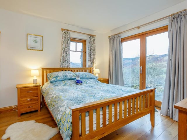 Honeysuckle House - principal bedroom.