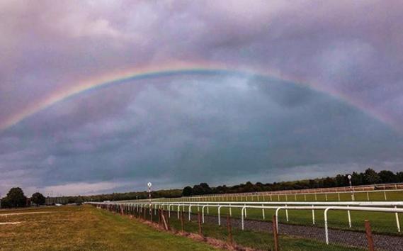 After Storm Ellen brought us some pretty heavy wind @damian_jackson_photographer saw a rainbow at the Doncaster Racecourse.