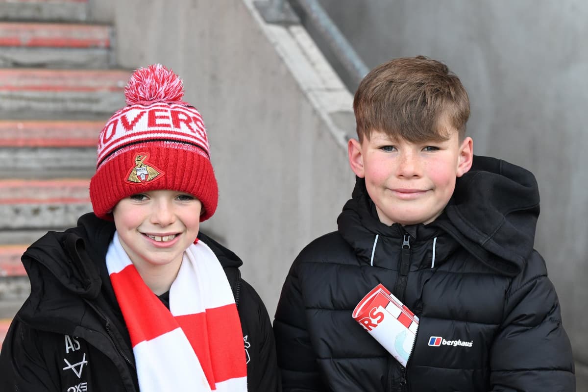 Unsere Top-Bilder der Doncaster-Rovers-Fans, die dem Wetter trotzten ...